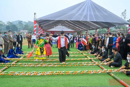 Không khí vui tươi của Ngày hội đại đoàn kết toàn dân tộc tại sân vận động xóm Quyết Tâm, xã Trung Lương, huyện Định Hoá, tỉnh Thái Nguyên. (Ảnh: DUY LINH)