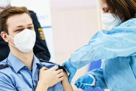 Một cảnh sát Đức được tiêm vaccine phòng Covid-19. Ảnh: dw.com