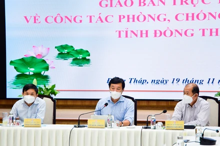 Bí thư Tỉnh ủy Đồng Tháp Lê Quốc Phong phát biểu chỉ đạo Hội nghị giao ban trực tuyến công tác phòng, chống dịch Covid-19 của tỉnh, tối 19/11. (Ảnh: Hữu Nghĩa)
