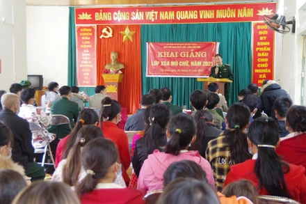 Lớp xóa mù chữ tại bản Cột Mốc cho 47 đồng bào dân tộc H’Mông.