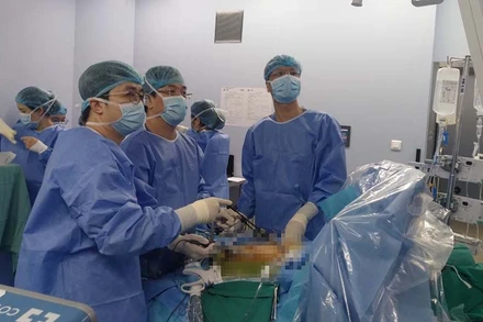 Các bác sĩ phẫu thuật nội soi ghép gan cho bệnh nhân.