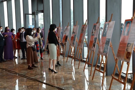 Triển lãm thu hút đông đảo khách tham quan.