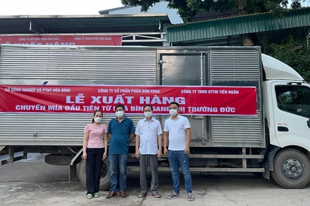 Đại diện ngành nông nghiệp tỉnh Hòa Bình và các doanh nghiệp xuất nhập khẩu tại lễ xuất lô mía đầu tiên sang Đức.