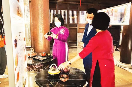 Các đại biểu tham quan mẫu thiết kế lấy cảm hứng từ truyền thống trong Tuần lễ Thiết kế Việt Nam tổ chức tại Văn Miếu-Quốc Tử Giám.