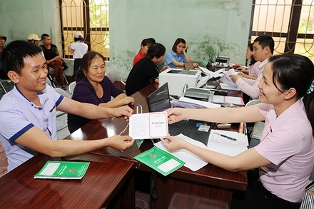 Người dân làm thủ tục vay vốn tại một điểm giao dịch của Ngân hàng Chính sách xã hội.