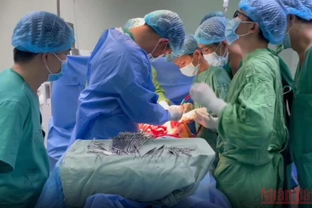 Ê-kip phẫu thuật phải trải qua hơn 8 giờ cứu sống bệnh nhân D.T.H.K. 