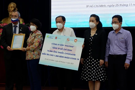 Ủy ban Mặt trận Tổ quốc Việt Nam TP Hồ Chí Minh nhận số thuốc điều trị Covid-19 từ Hãng khoa học công nghệ Dược phẩm Polysan (Liên bang Nga).