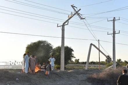 Cột điện gãy đổ sau động đất ở tỉnh Hormozgan, miền nam Iran. (Ảnh: IRNA)