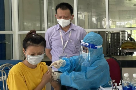 Trung tâm Kiểm soát bệnh tật Quảng Bình tổ chức tiêm vaccine cho công nhân tại thành phố Đồng Hới.