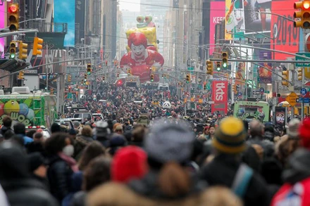 Đông đảo người dân hòa vào không khí náo nhiệt của lễ diễu hành sau 1 năm gián đoạn do Covid-19. (Ảnh: Reuters)