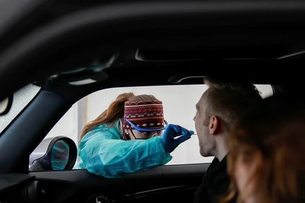 Lấy mẫu xét nghiệm SARS-CoV-2 ở Furstenfeldbruck, Đức, ngày 27/11/2021. (Ảnh: Reuters)