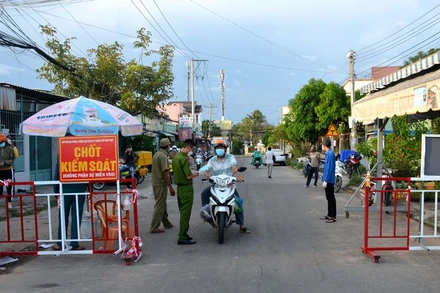 Chốt kiểm soát người và phương tiện ra vào vùng đỏ phường Phú Tài, TP Phan Thiết (Bình Thuận). 