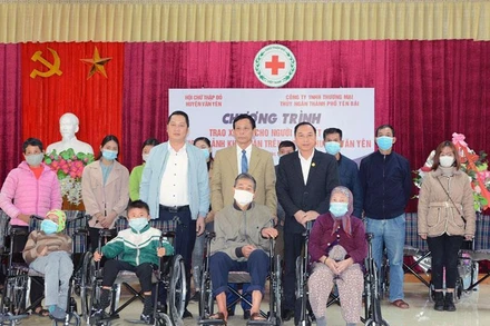 Trao xe lăn cho người khuyết tật huyện Văn Yên (Yên Bái).