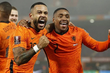 Bergwijn (phải) và Depay giúp Hà Lan giành vé dự VCK World Cup 2022. (Nguồn: Getty Images)