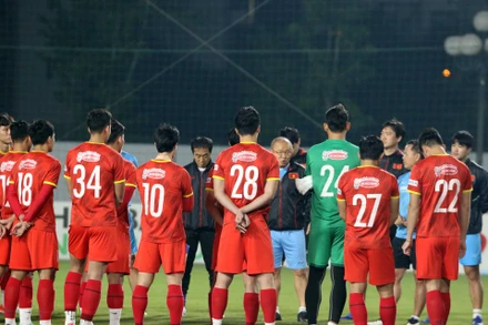 Thầy trò huấn luyện viên Park Hang-seo trong buổi tập tối 15/11. (Ảnh: VFF)