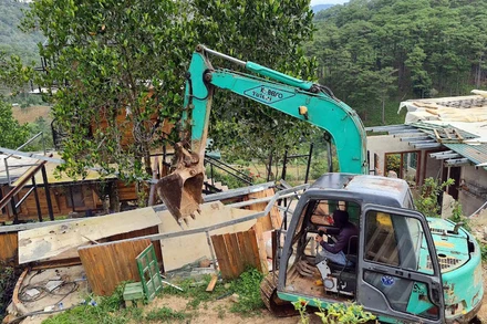 Lực lượng chức năng tiến hành tháo dỡ công trình trái phép tại tiểu khu 268.