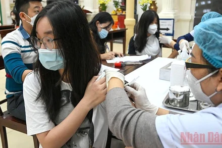 Tiêm vaccine phòng Covid-19 cho học sinh tại quận Hoàn Kiếm, Hà Nội. (Ảnh: DUY LINH)
