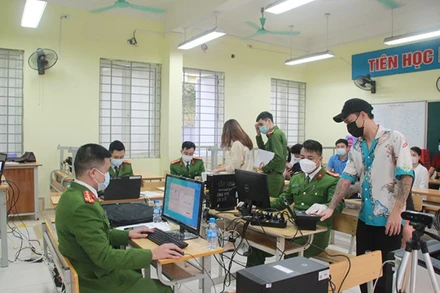 Công an quận Hoàng Mai phối hợp Công an phường Mai Động làm thủ tục cấp CCCD gắn chíp cho người dân tại điểm tiêm chủng.