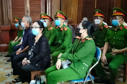 Các bị cáo được đưa ra xét xử tại phiên tòa.