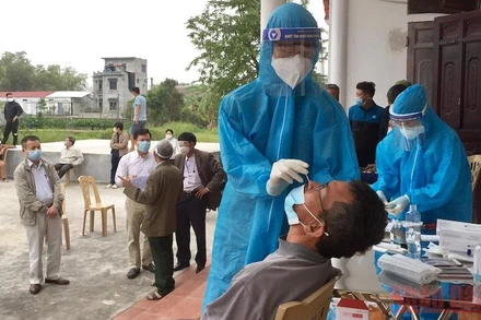 Xét nghiệm cho người dân xã Vũ Đoài, huyện Vũ Thư, tỉnh Thái Bình để bóc tách F0 ra khỏi cộng đồng.