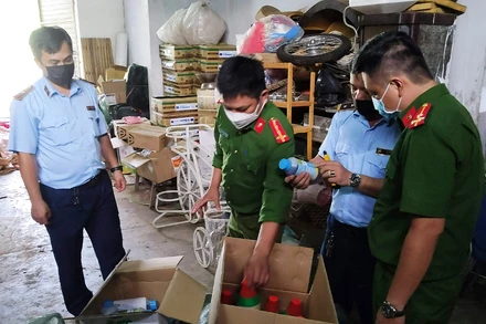 Đoàn kiểm tra tiến hành kiểm đếm hàng hóa vi phạm.