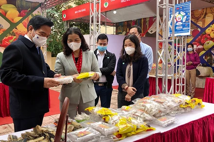 Lãnh đạo Sở Công thương Hà Nội thăm quan các gian hàng tại Tuần hàng Việt TP Hà Nội tổ chức tại huyện Ba Vì.