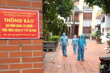 Lực lượng y tế triển khai lấy mẫu xét nghiệm các trường hợp liên quan đến F0 ở xã Hoàng Quế, thị xã Đông Triều.