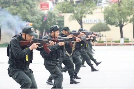 Diễn tập kỹ thuật, chiến thuật trấn áp tội phạm. (Ảnh: Học viện Cảnh sát nhân dân)