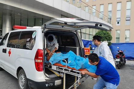 Bệnh nhân được đưa vào đất liền để tiếp tục điều trị. (Ảnh Bệnh viện Quân y 175 cung cấp)