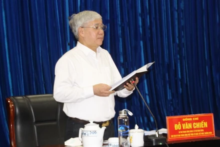 Đồng chí Đỗ Văn Chiến phát biểu ý kiến tại buổi công bố quyết định kiểm tra.