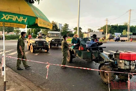 Công an xã Cư Ebur, thành phố Buôn Ma Thuột tuyên truyền, vận động đồng bào dân tộc thiểu số nâng cao nhận thức phòng, chống dịch Covid-19 khi đi thu hoạch cà-phê.