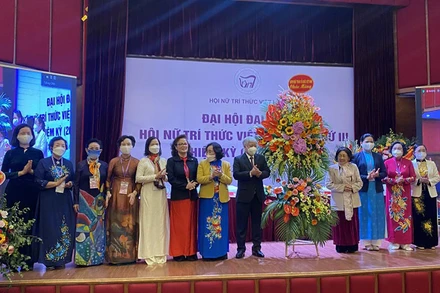 Đồng chí Đỗ Văn Chiến, Bí thư Trung ương Đảng, Chủ tịch Ủy ban Trung ương Mặt trận Tổ quốc Việt Nam tặng hoa chúc mừng Đại hội.