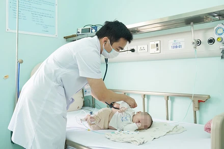 Một bệnh nhi nhiễm virus hợp bào hô hấp đang được điều trị tại Bệnh viện Nhi Trung ương.