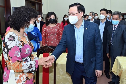 Chủ tịch Quốc hội Vương Đình Huệ với người dân tổ dân phố số 6 phường Quán Thánh, quận Ba Đình (Hà Nội). (Ảnh: Duy Linh)