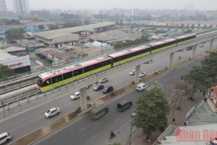 Chạy thử đoạn trên cao tàu điện Nhổn - ga Hà Nội.