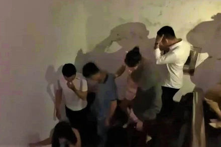 Trong tháng 11, cơ quan chức năng của thành phố Buôn Ma Thuột phát hiện 1 quán karaoke trên địa bàn phường Tân Lợi vẫn đón khách bất chấp quy định tạm dừng hoạt động.