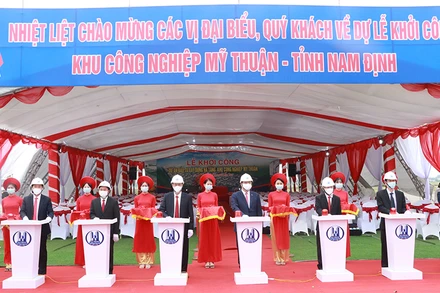 Các đại biểu bấm nút khởi công xây dựng hạ tầng khu công nghiệp Mỹ Thuận.