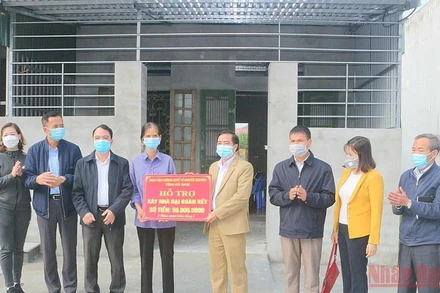 Đại diện lãnh đạo Ủy ban Mặt trận Tổ quốc tỉnh Hà Nam trao tiền hỗ trợ xây nhà "Đại đoàn kết" cho gia đình bà Đinh Thị Trụ. (Ảnh: ĐÀO PHƯƠNG) 