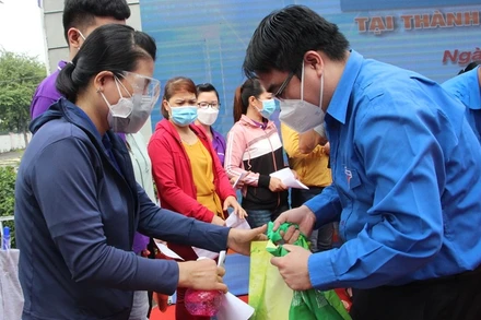 Các đơn vị trao quà hỗ trợ an sinh cho các công nhân khu chế xuất Linh Trung 1.