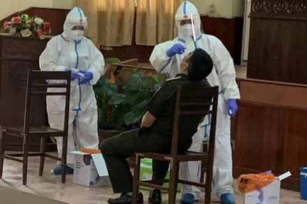 Đến nay, chỉ người trên 18 tuổi mới được tiêm vaccine ngừa Covid-19 tại Lào. (Ảnh: Xuân Sơn)