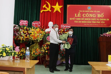 Chánh án Tòa án nhân dân tối cao Nguyễn Hòa Bình trao quyết định điều động và bổ nhiệm Chánh án Tòa án nhân dân tỉnh Phú Yên cho đồng chí Trần Huy Đức.