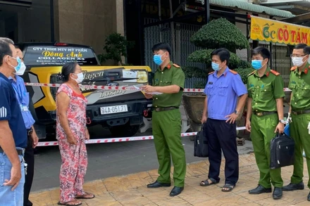 Cơ quan Công an thành phố Bạc Liêu triển khai quyết định khởi tố đối với bà Nguyễn Huỳnh Như, do làm lây lan dịch bệnh truyền nhiễm cho nhiều người. (Ảnh: CTV)