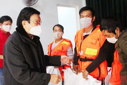 Nguyên Chủ tịch nước Trương Tấn Sang tặng áo phao cho ngư dân có hoàn cảnh khó khăn tỉnh Quảng Trị.
