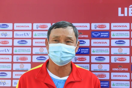 HLV Mai Đức Chung trả lời truyền thông. (Ảnh: VFF)