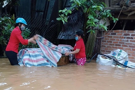 Nước lũ gây ngập lụt, chia cắt nhiều nơi.