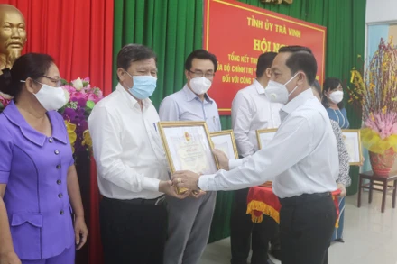 Đại diện các đơn vị, tập thể tiêu biểu trong thực hiện chính sách bảo hiểm xã hội, bảo hiểm y tế nhận bằng khen của UBND tỉnh. 