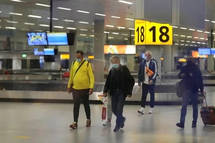 Hành khách tại sân bay Schiphol ở Amsterdam, Hà Lan, ngày 27/11. (Ảnh: Reuters)