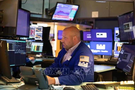  Giao dịch viên tại Sàn giao dịch chứng khoán New York, Mỹ. (Ảnh: THX/TTXVN)
