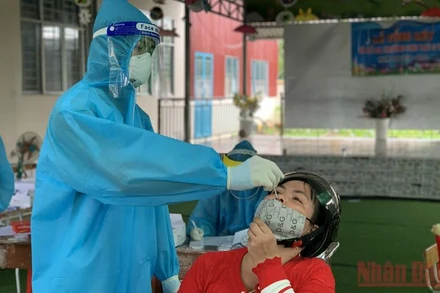 Lấy mẫu xét nghiệm cho người dân phường Hưng Lợi, quận Ninh Kiều, TP Cần Thơ. (Ảnh: Thanh Tâm)