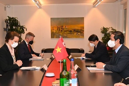 Bộ trưởng Giáo dục và Đào tạo Nguyễn Kim Sơn làm việc với bà Martina Hirayama, Quốc vụ khanh Ủy ban Giáo dục, Nghiên cứu và Đổi mới của Thụy Sĩ. (Ảnh: TTXVN)